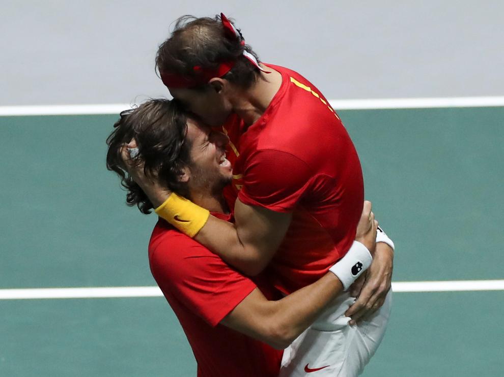 Los españoles Rafa Nadal (d) y Feliciano López (i) celebran su pase a la final de la Copa Davis tras derrotar a los británicos..