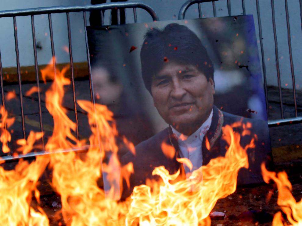Un retrato del ex presidente de Bolivia Evo Morales es visto frente a las instalaciones de la Misión de Apoyo contra la Corrupción y la Impunidad en Honduras (MACCIH) hasta donde llego la marcha del partido político Libertad y Refundación