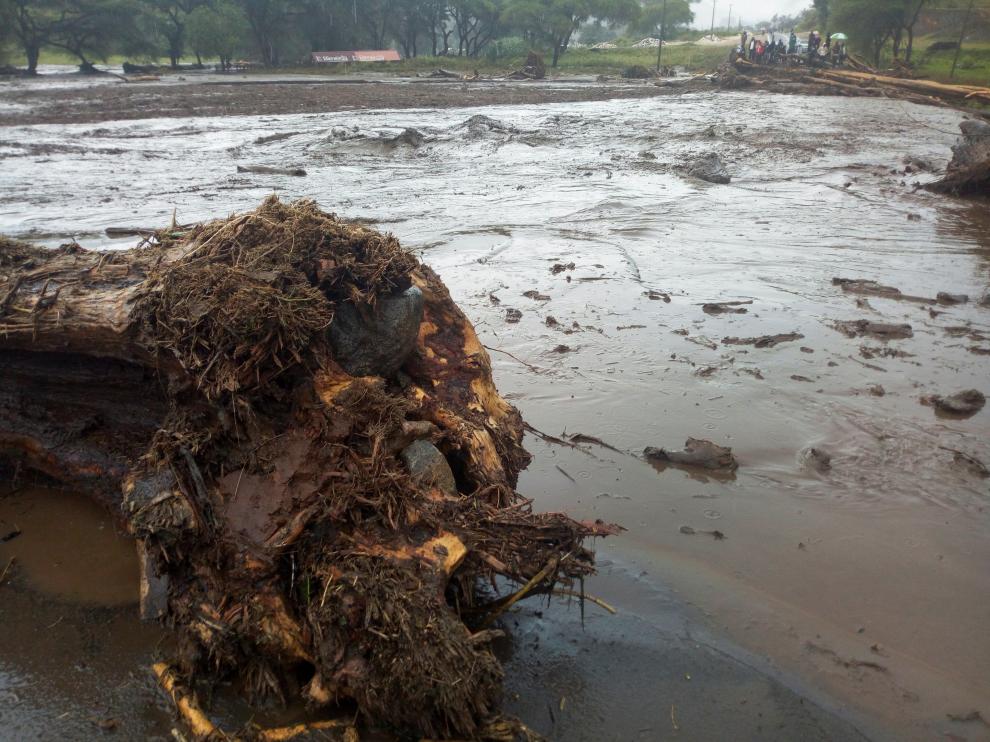 Una carretera destruida por las fuertes lluvias en Kenia.
