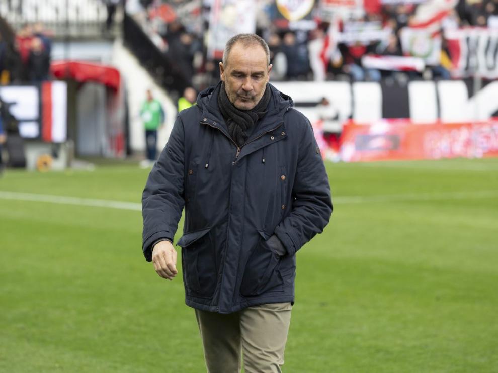 Víctor Fernández, este pasado sábado en el césped de Vallecas durante el descanso del partido del Real Zaragoza.