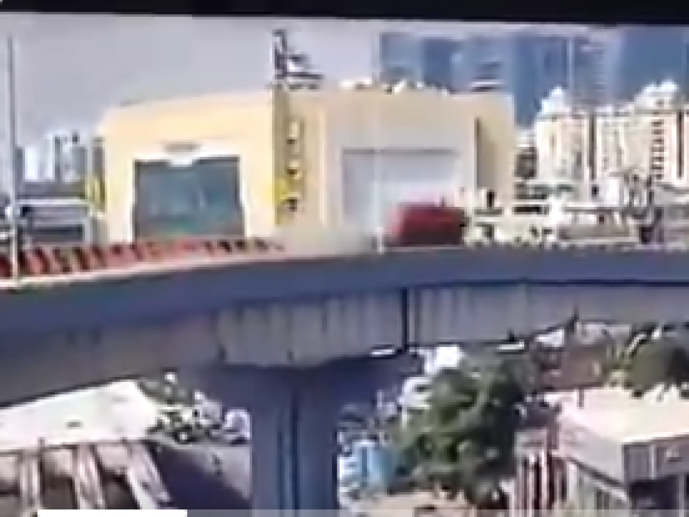 Captura de vídeo de cuando el coche cae por el puente