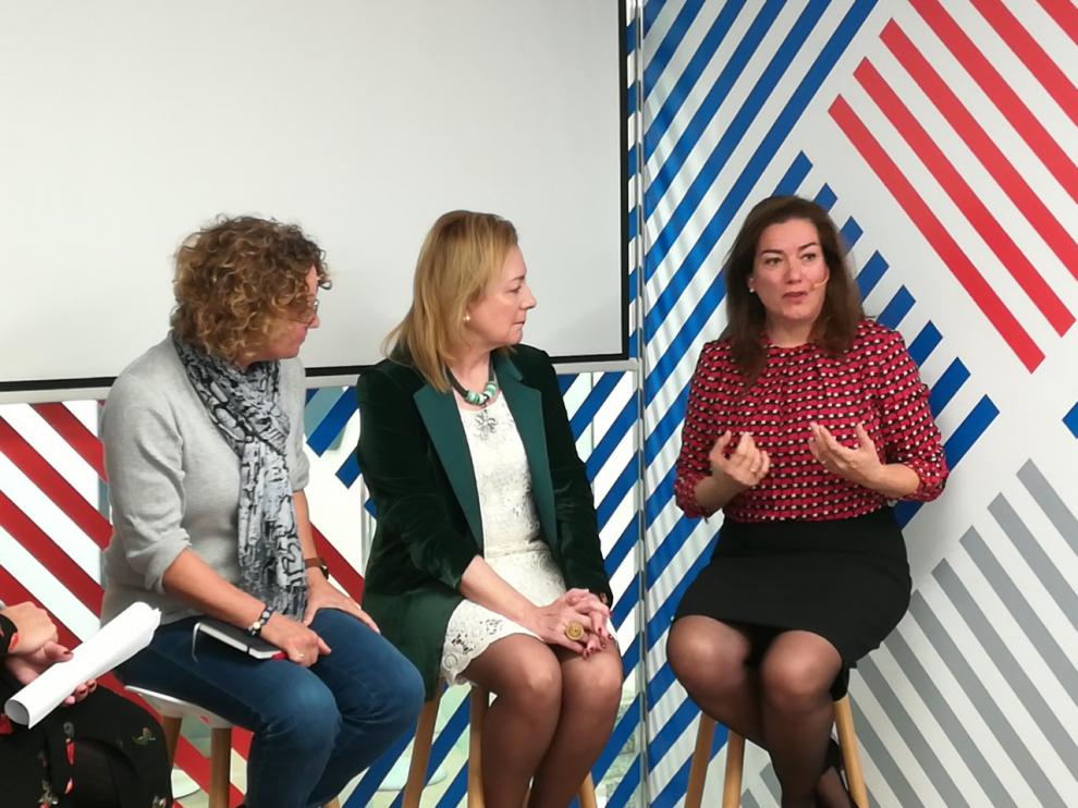 Las empresarias Clara Arpa, María Jesus Lorente y Ana Solana en el desayuno informativo en el espacio Xplora de Ibercaja
