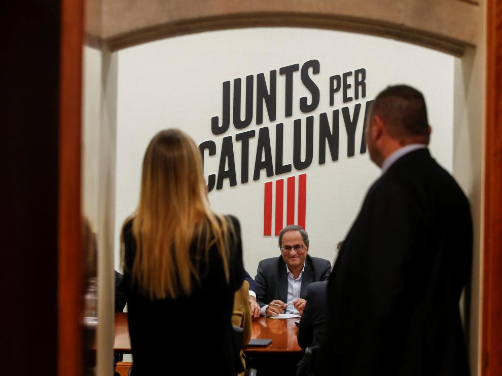 El presidente de la Generalitat, Quim Torra (c), durante la reunión de la dirección de JxCat para determinar el posicionamiento del partido de cara a la investidura de Pedro Sánchez