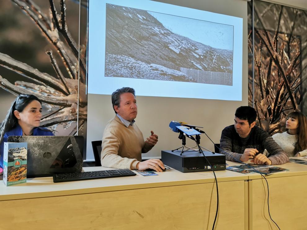 José Ignacio Fábregas muestra imágenes de algunas defensas antialudes de Canfranc