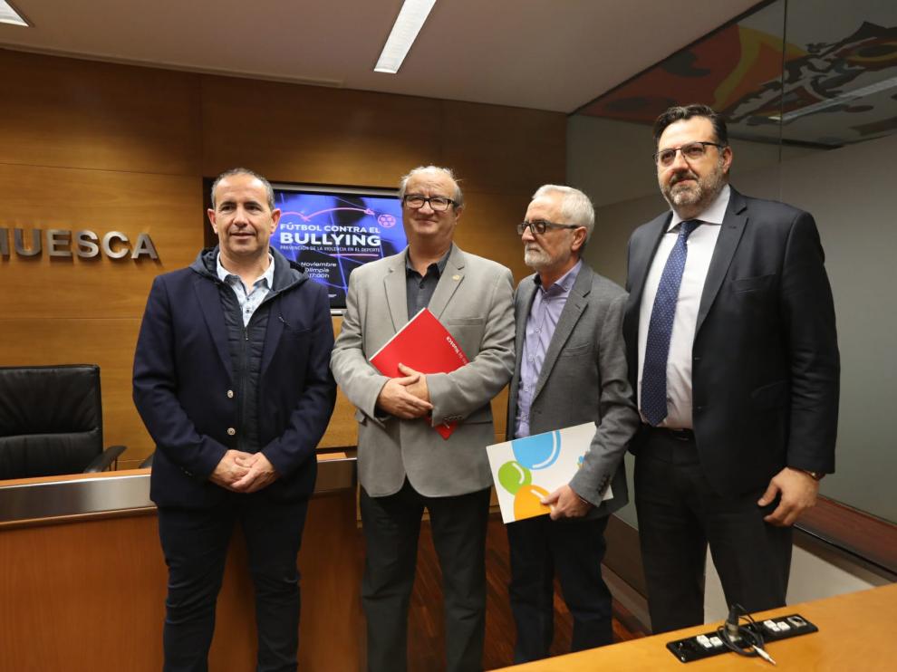 Joaquín Monesma, diputado provincial, José María Romance, concejal de deportes del Ayuntamiento de Huesca, Juan Hidalgo, Presidente de Prodes, y Manolo Torres, Consejero Delegado de la SD Huesca.