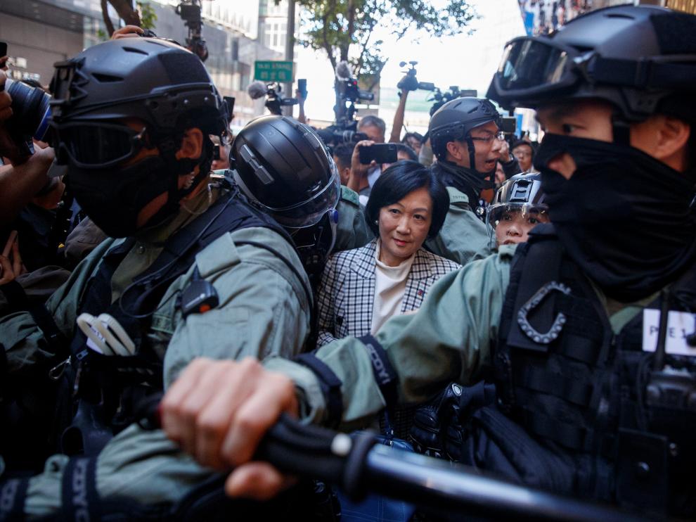 La policía escolta a una de las legisladoras prochinas en Hong Kong
