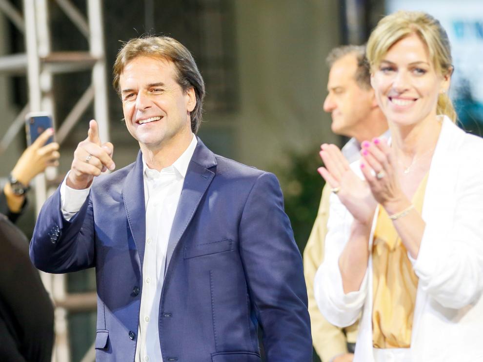 Luis Lacalle Pou y su mujer Lorena Ponce