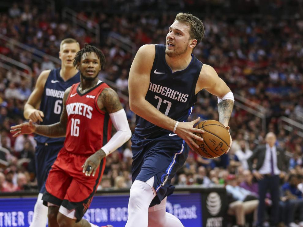 Luka Doncic se dispone a lanzar en el partido entre Dallas Mavericks y Rockets, en el que firmó 41 puntos