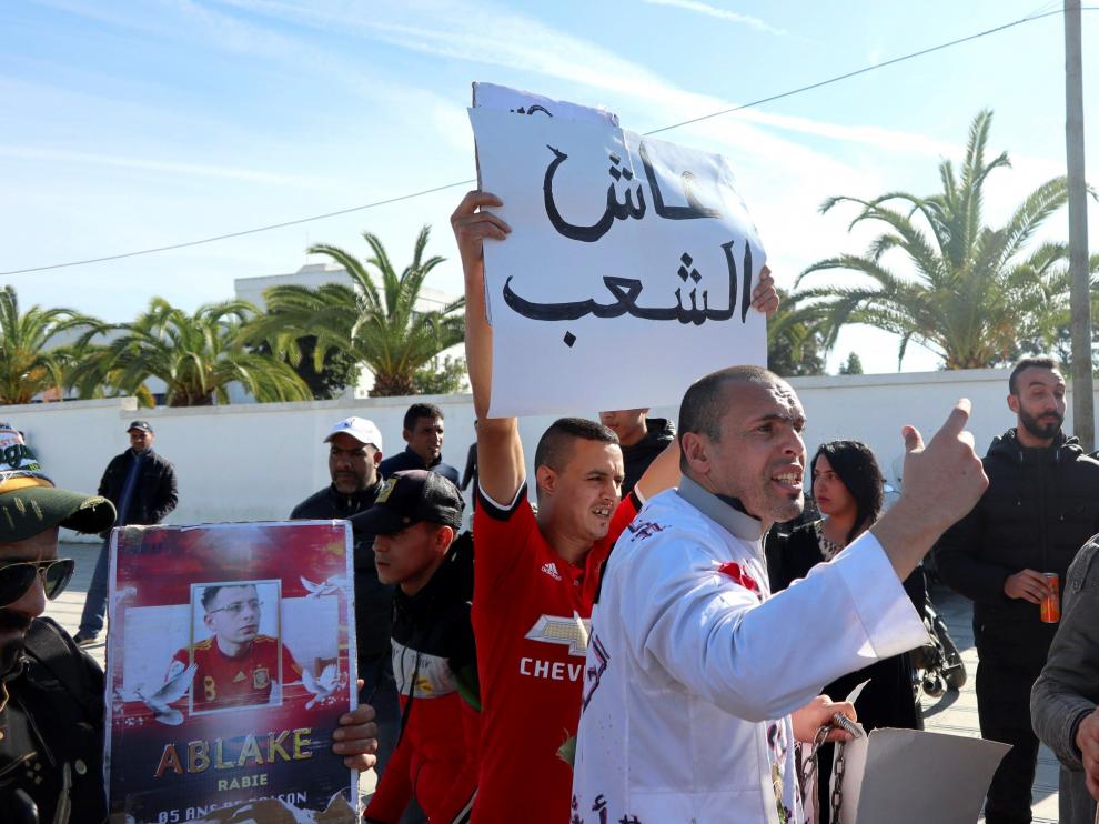 Protestas de varios raperos a las puertas del juzgado en Rabat