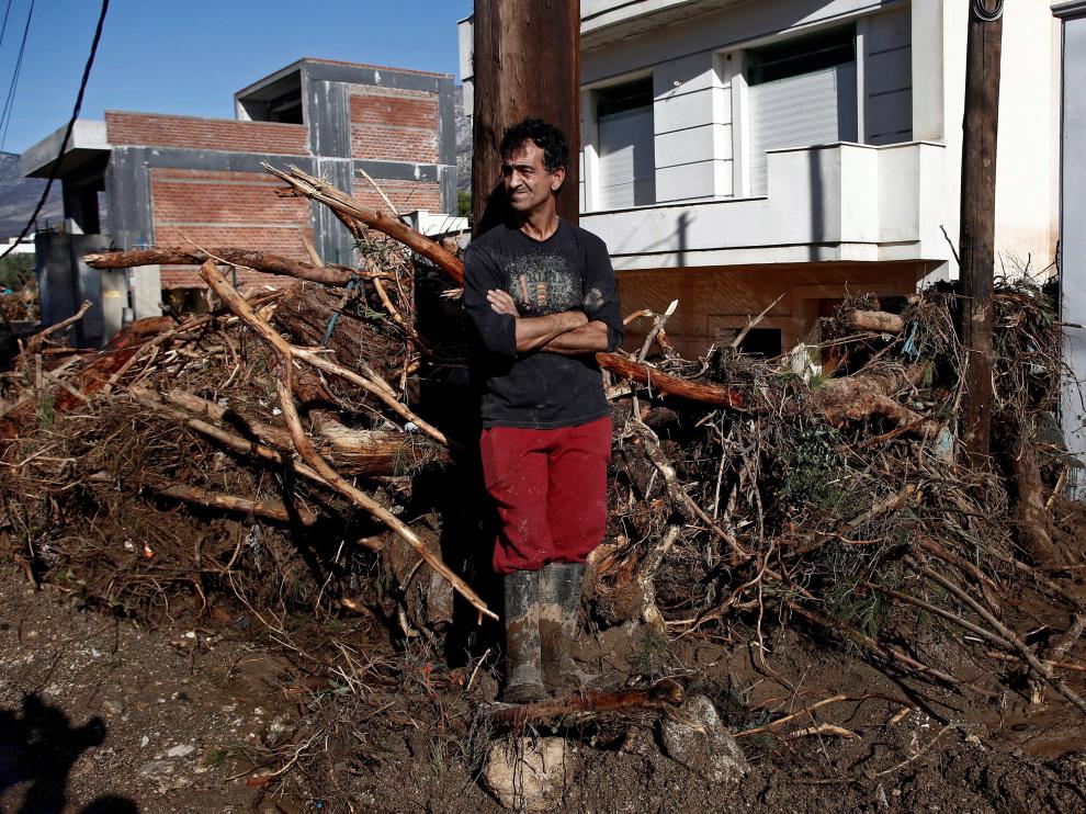 Kineta (Greece), 25/11/2019.- A man stands on a pile of damaged trees that blocked a road after a heavy storm hit the village of Kineta, Greece, 25 November 2019. The storm named 'Gyrionis' triggered heavy rainfall in the region of Attica and other parts of Greece causing damages in homes and roads. The Athens-Corinth highway has been closed. (Inundaciones, Grecia, Atenas) EFE/EPA/YANNIS KOLESIDIS Storm Gyrionis aftermath
