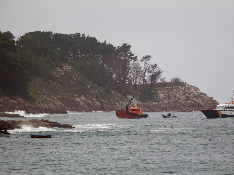 Trabajos para reflotar el narcosubmarino.