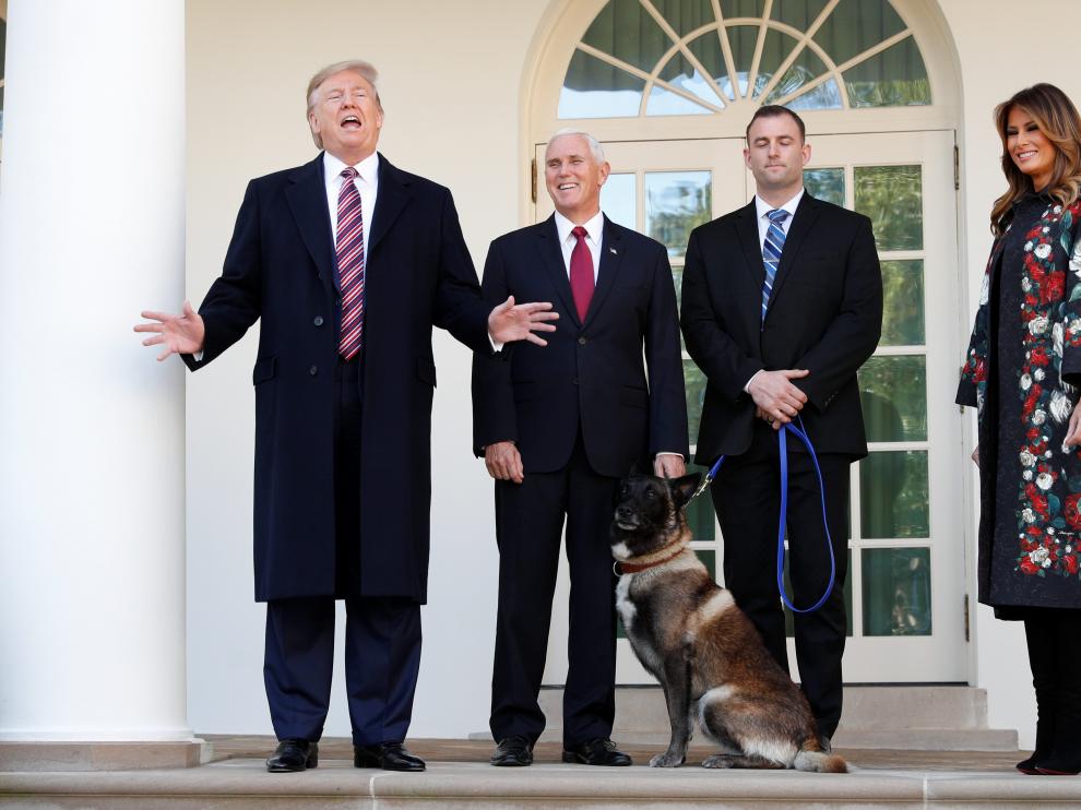 Tump, ante la Casa Blanca con su esposa Melania, el vicepresidente Pence y la perra Conan.