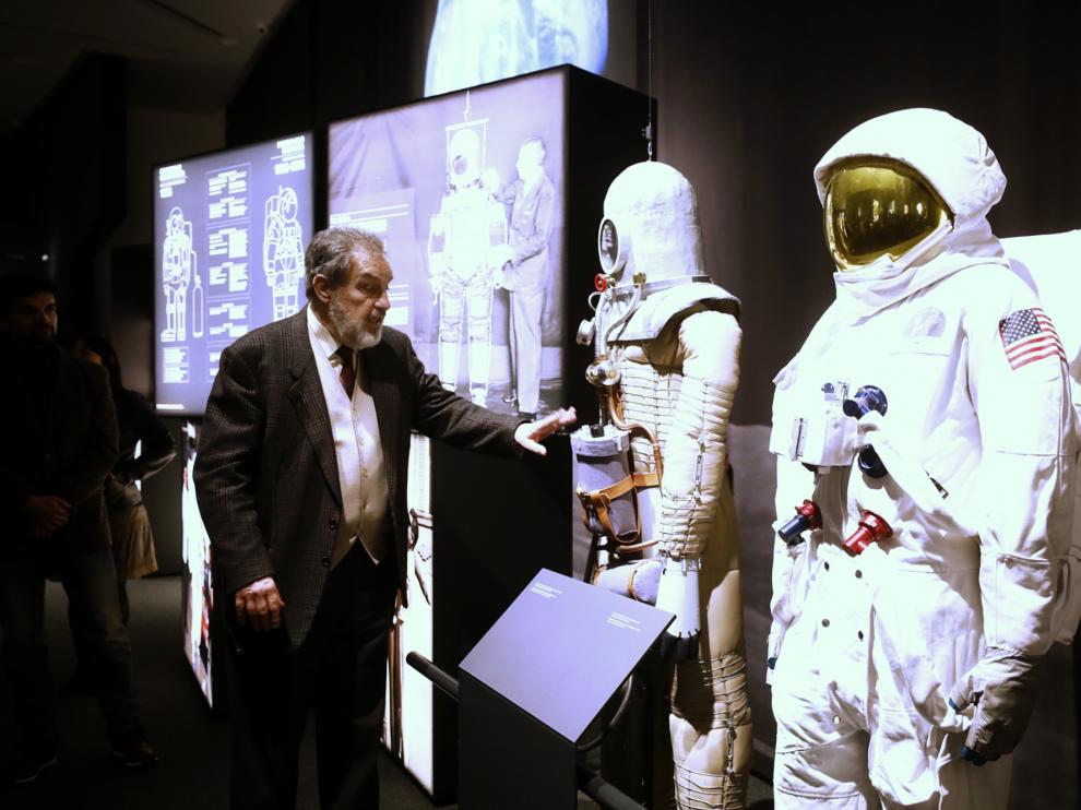 El comisario de la exposición, Rafael Clemente, comentando diversos aspectos de dos trajes espaciales, uno de ellos un prototipo diseñado por el español Emilio Herrera