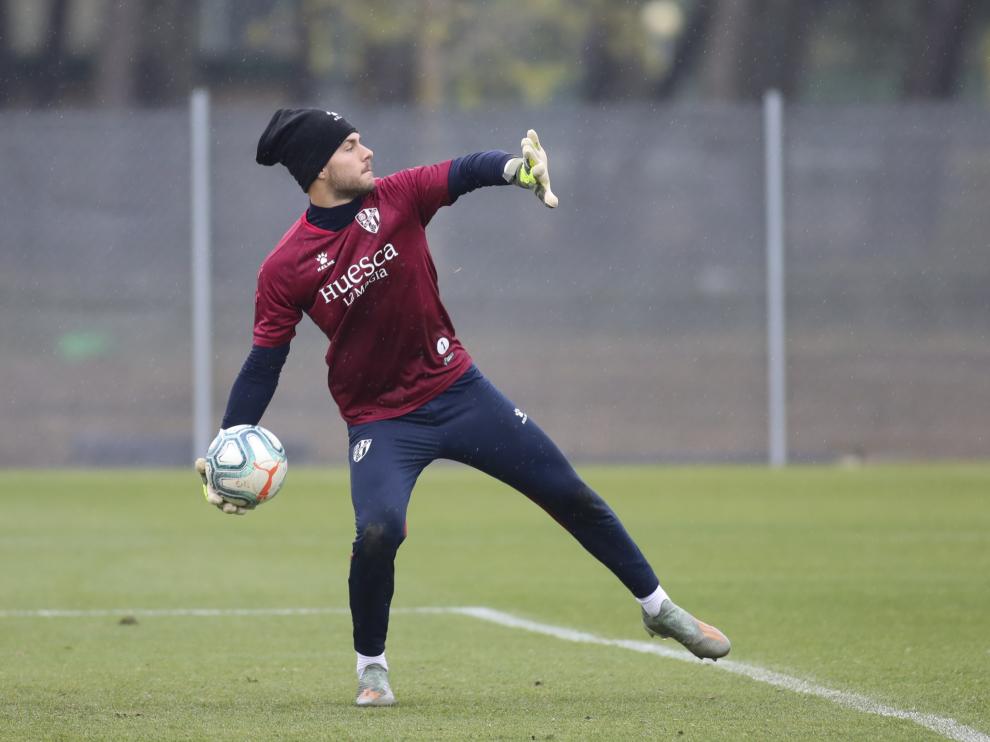 Álvaro Fernández, durante un entrenamiento con la SD Huesca.
