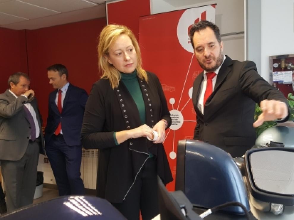 La consejera Marta Gastón con el gerente de la planta de SMR en Épila, Manuel Gasca.