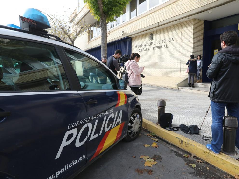 Expectación a la entrada de la Comisaría Provincial de Huesca ante la detención de nueve personas en la segunda fase de la operación Oikos, este martes