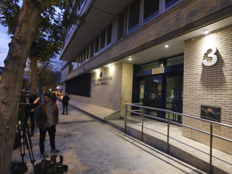 Entrada de la Comisaría Provincial de Huesca, este martes.