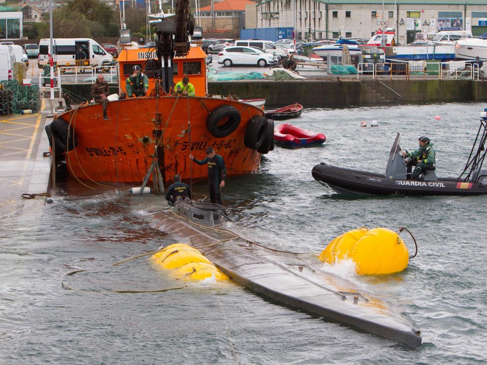 El narcosubmarino hundido en Galicia es remolcado a puerto para su inspección