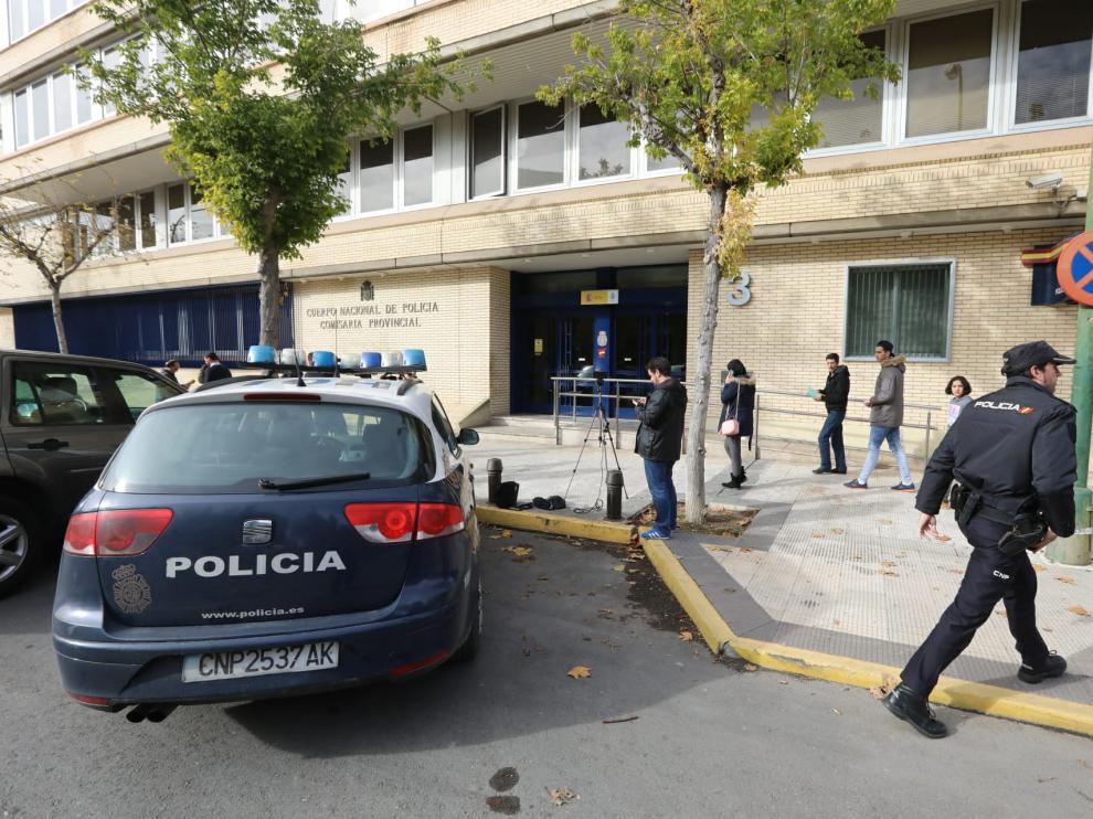 Expectación a la entrada de la Comisaría Provincial de Huesca ante la detención de nueve personas en la segunda fase de la operación Oikos, este martes