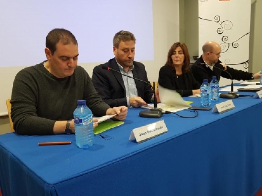 El consejero de Vertebración, José Luis Soro, segundo por la izquierda, en una jornada de vivienda organizada este martes en Zaragoza.