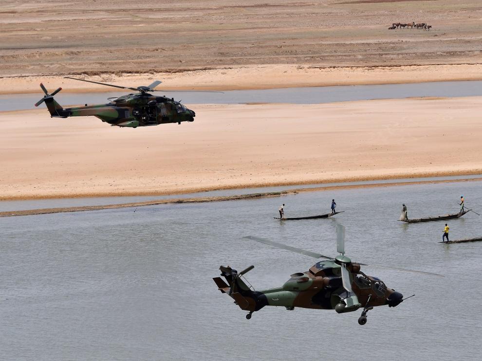 Gao (Mali), 19/05/2017.- (FILE) - A military helicopter carrying French President Emmanuel Macron (upper-L) flies over Gao during a visit to France's Barkhane counter-terrorism operation in Africa's Sahel region, northern Mali, 19 May 2017 (reissued 26 November 2019). According to recent reports, 13 French soldiers died in helicopter crash during the Barkhane counter-terrorism operation against jihadists in Mali. (Terrorismo, Francia) EFE/EPA/CHRISTOPHE PETIT TESSON / POOL French soldiers die in helicopter crash