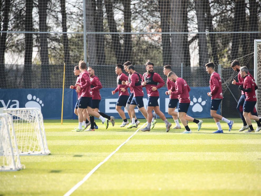 Imagen del entrenamiento de este martes de la SD Huesca en el IES Pirámide.