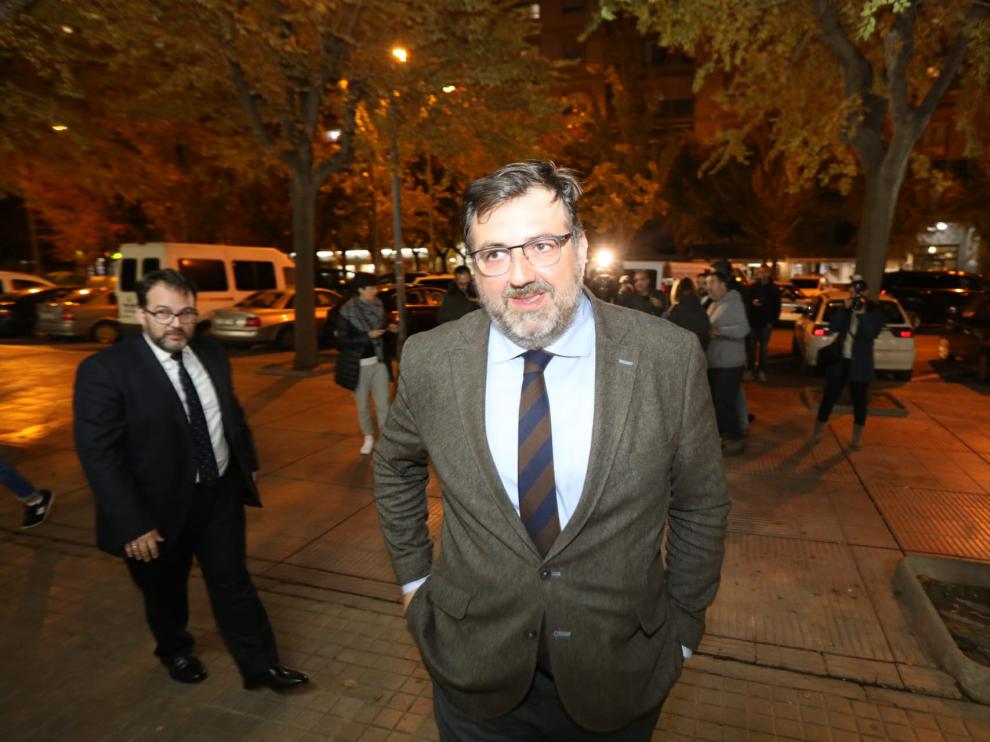 Manolo Torres, en primer plano, tras la reunión del Consejo de Administración de la SD Huesca.