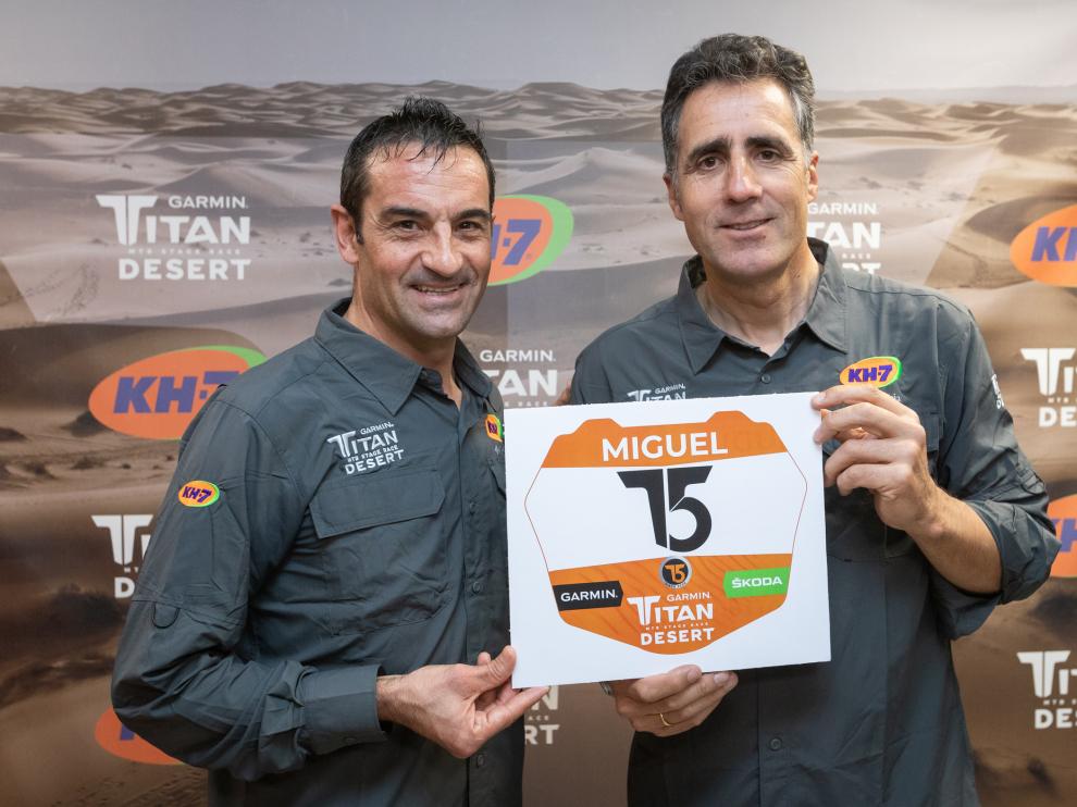 Melcior Mauri y Miguel Indurain con el dorsal que el navarro lucirá en la Titan Desert 2020