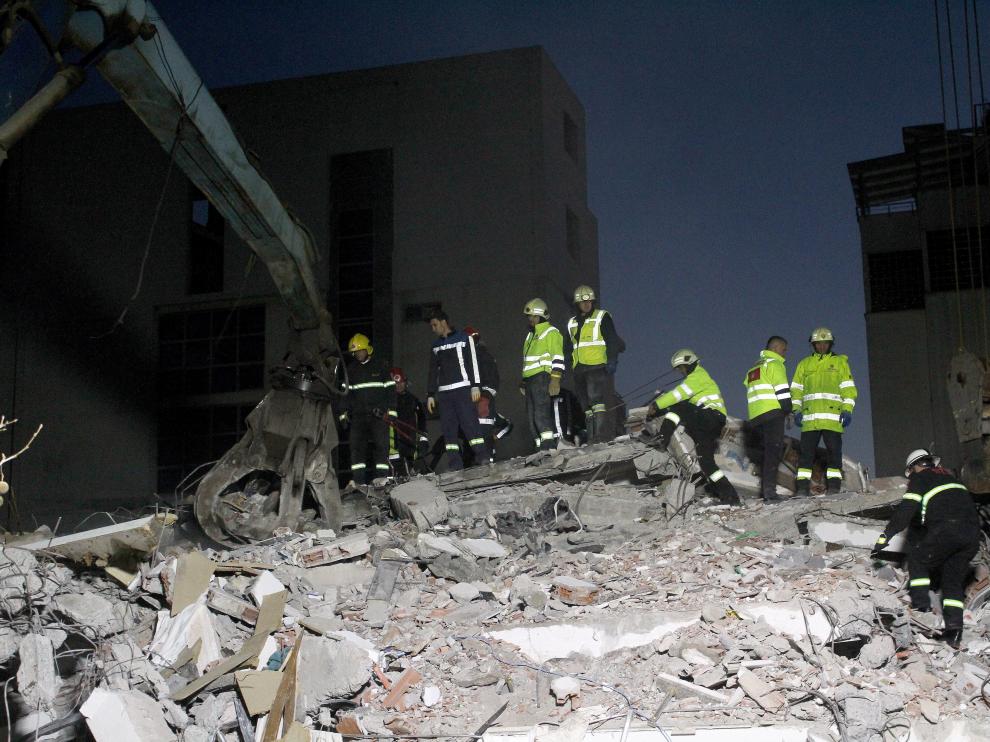 Durres (Albania), 26/11/2019.- Rescue teams of firemen, army and police search for survivors in the rubble of a collapsed building after an earthquake in Durres, Albania, 26 November 2019. Albania was hit by a 6.4 magnitude earthquake on 26 November 2019, the strongest recorded in decades. According to reports, at least 18 people have died and several are injured in the earthquake. (Terremoto/sismo, Incendio) EFE/EPA/MALTON DIBRA Earthquake aftermath in Albania