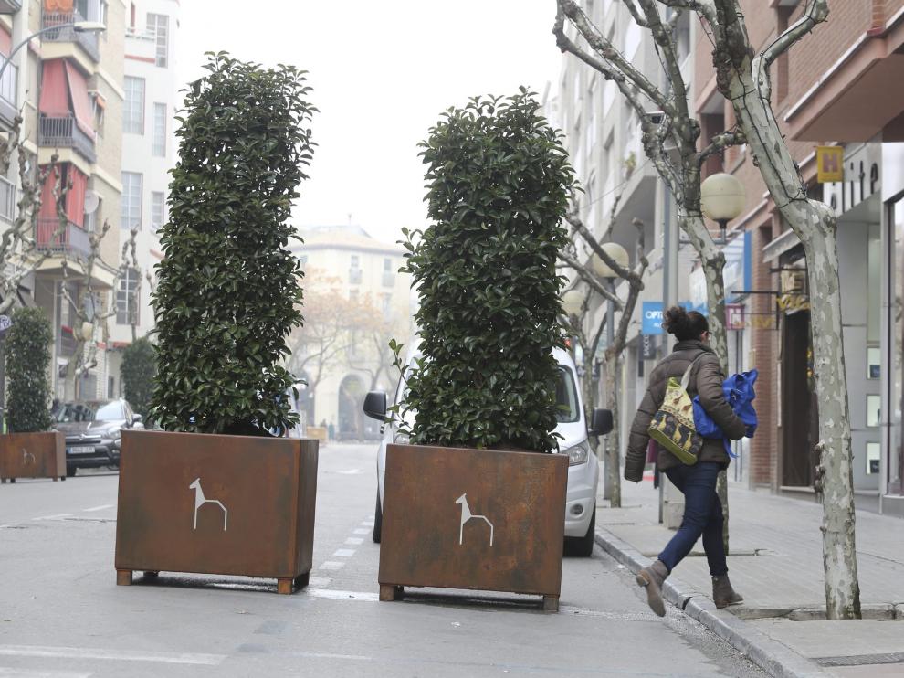 Unos grandes maceteros evitan el paso de vehículos por la calle Alcoraz.
