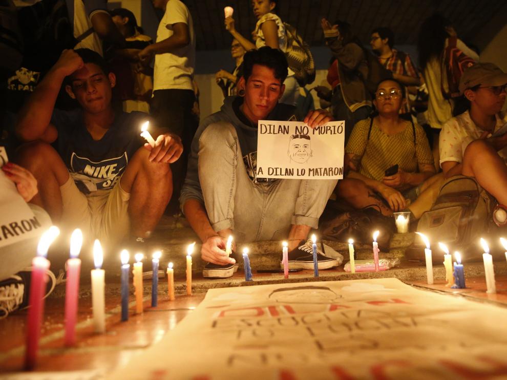 Cientos de personas han participado este martes en una manifestación en rechazo a la muerte del estudiante Dilan Cruz por un disparo de la policía antidisturbios.