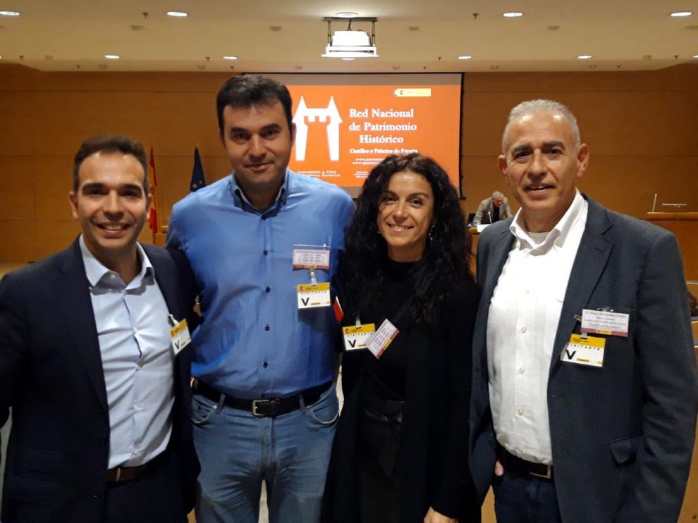 De izquierda a derecha,Jesús Guerrero, concejal de Turismo de Monzón; Roberto Orós y Lorena Laguna, gerentes del Castillo de Loarre; y Diego Fernández, gestor cultural del Consorcio del Castillo de San Pedro en Jaca.