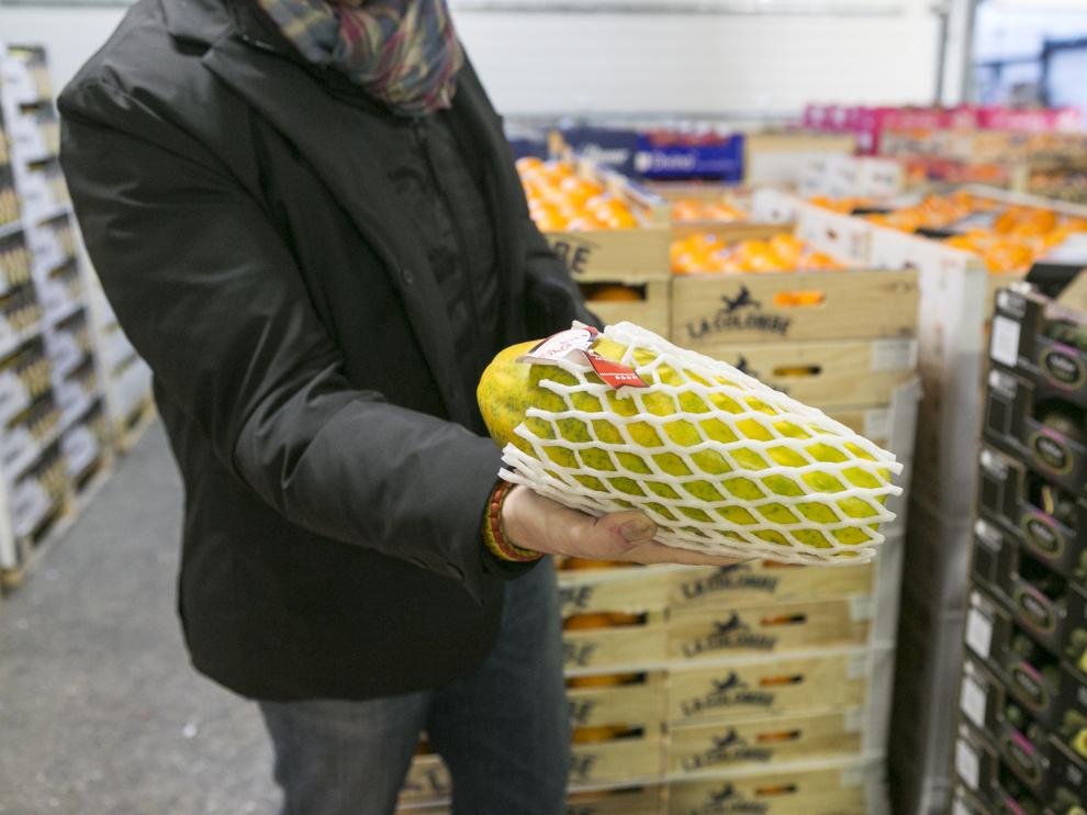 Imagen de un papayón en el puesto de venta de frutas Monge en Mercazaragoza.