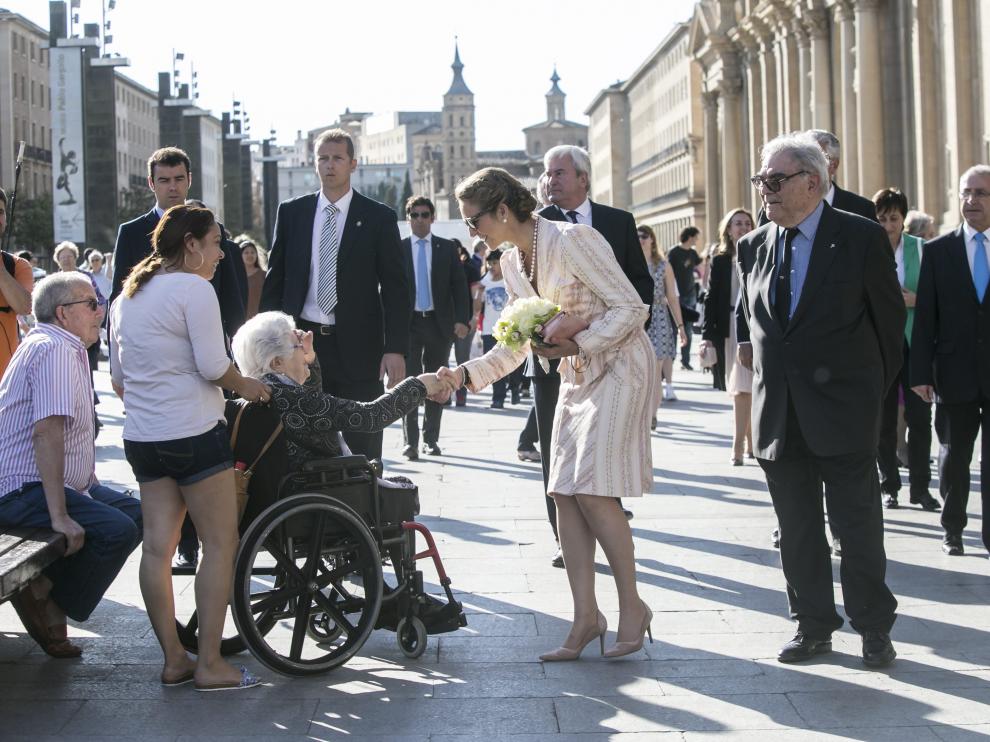 La infanta Elena saludó a algunos ciudadanos en la plaza del Pilar camino a la Real Maestranza.