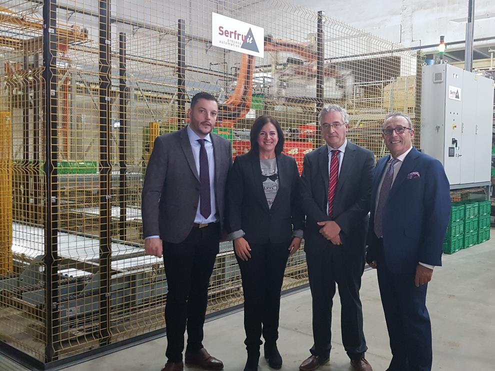 Responsables de Patatas Gómez, con el consejero de Agricultura, Joaquín Olona, y la directora general de Promoción e Innovación Agroalimentaria, Carmen Urbano, ayer en las nuevas instalaciones de la empresa en Mercazaragoza.