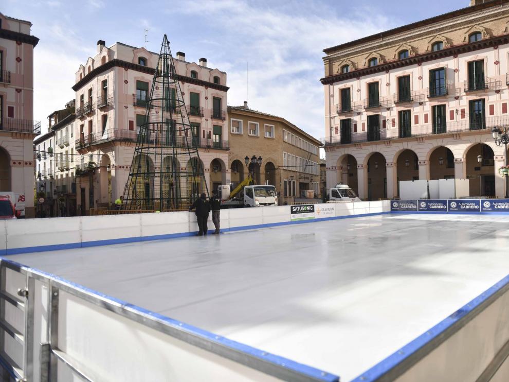 Los operarios han ultimado este miércoles la instalación de la gran pista de hielo.