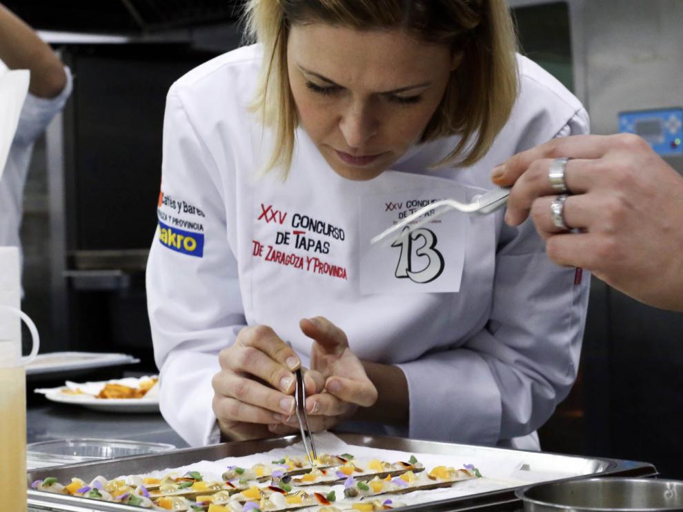 Susana Casanovas durante la preparación de la tapa en el concurso.