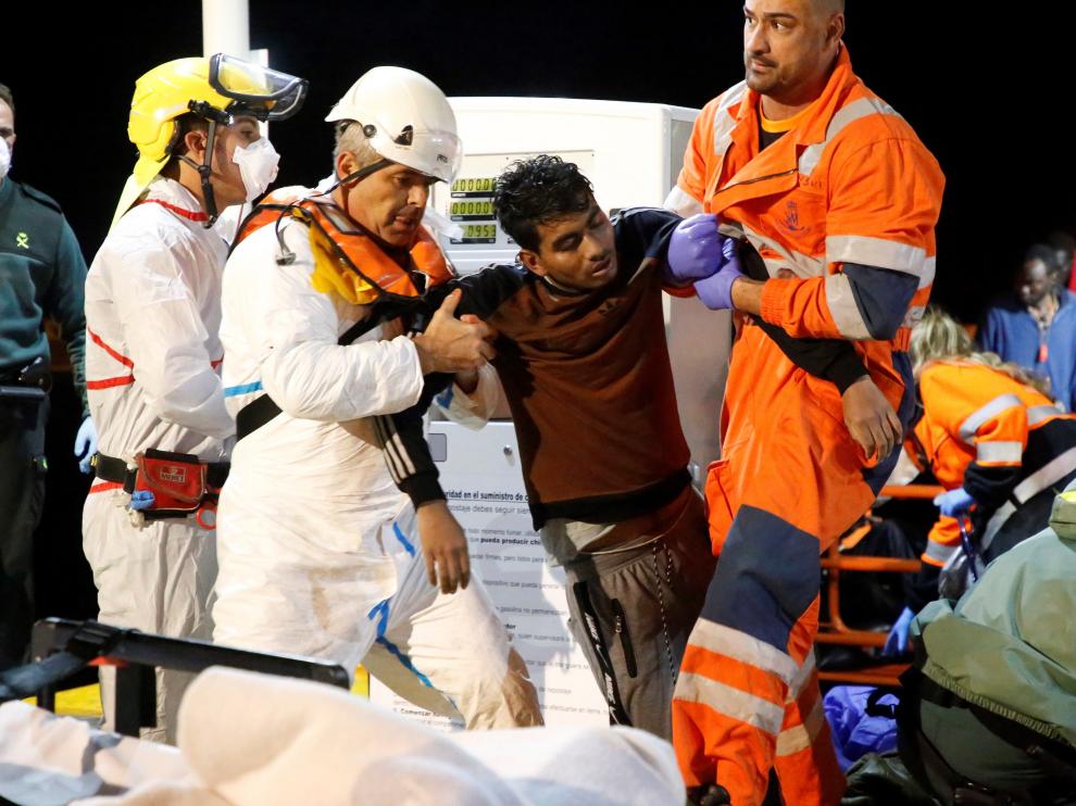 Tres inmigrantes han fallecido y unos 10 se encuentran desaparecidos en el mar a unas 30 millas al Norte de Melilla, donde Salvamento Marítimo ha conseguido rescatar a cerca de 70 personas