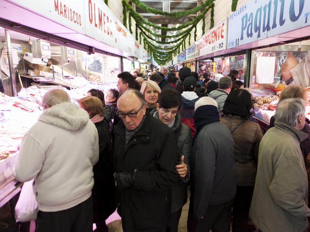 Compras de última hora en el mercado central de Zaragoza en diciembre de 2017.