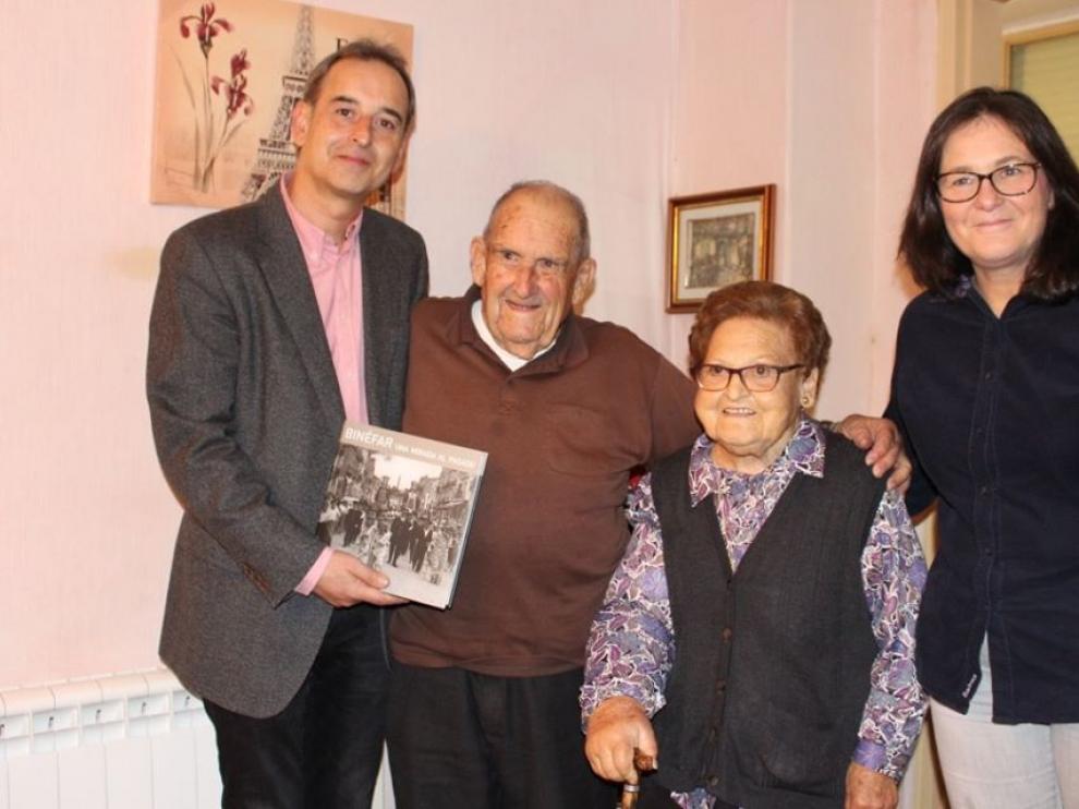 El alcalde de Binéfar, Alfonso Adán, y la concejal de Bienestar Social, Yolanda Gracia, felicitaron en persona a Caridad Murillo y Antonio Torres.