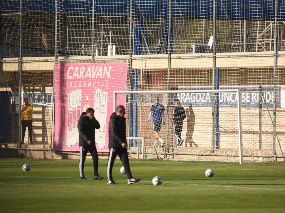Pichu Atienza, al fondo, acompañado de uno de los fisios del Real Zaragoza.