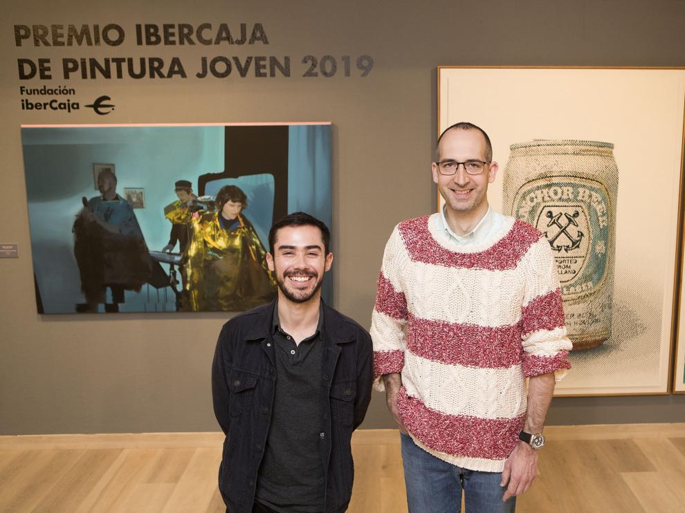 Federico García Trujillo y Alejandro Azón Ballarín, junto a las obras premiadas en el certamen