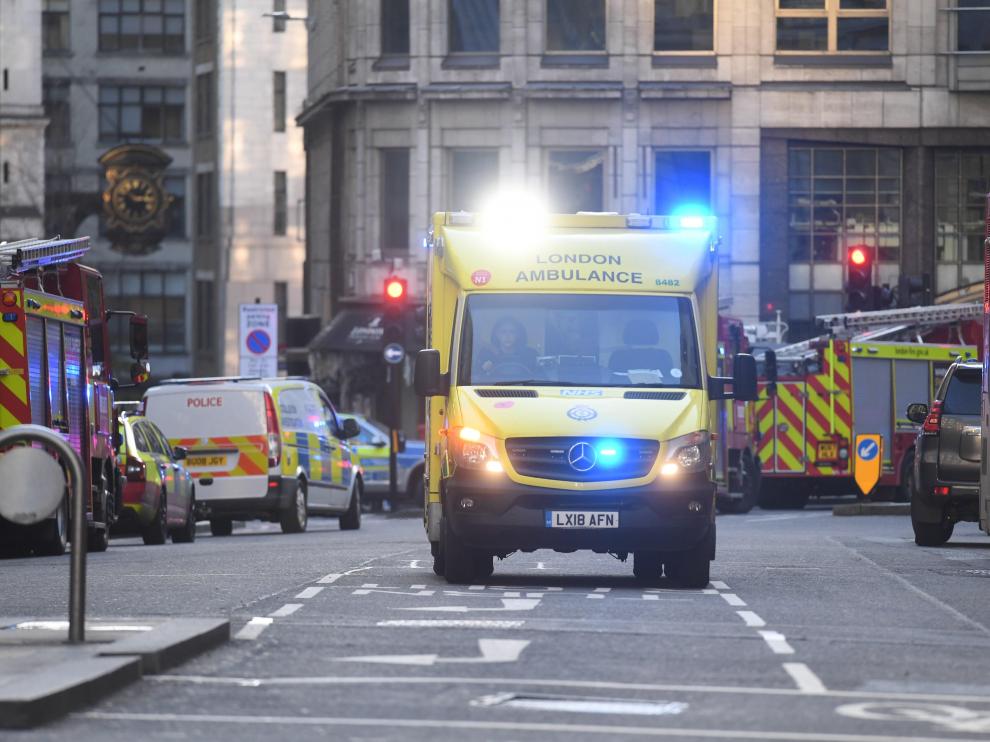 London (United Kingdom), 29/11/2019.- Medical services at the scene of an incident at London Bridge in London, Britain, 29 November 2019. According to reports, a man has been detained after police officers were called to a stabbing at London Bridge. Several people have been injured. (Reino Unido, Londres) EFE/EPA/FACUNDO ARRIZABALAGA London Bridge incident