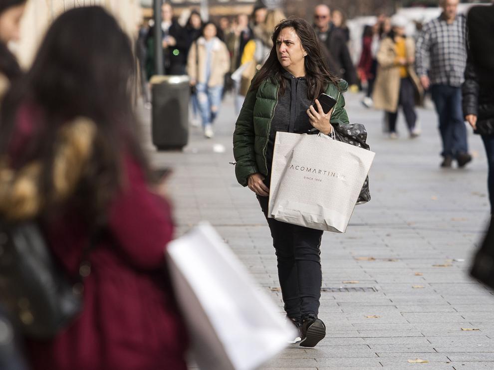 Día de compras por el Black Friday, como anticipo de la Navidad.