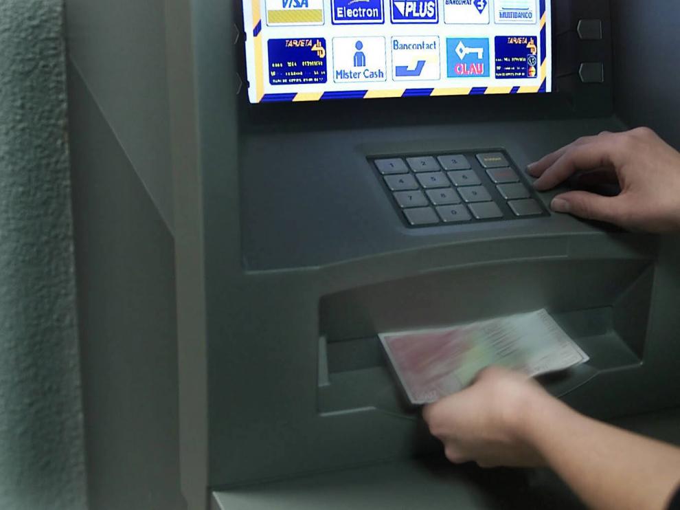 El detenido extrajo dinero en cajeros de distintas localidades de la provincia.