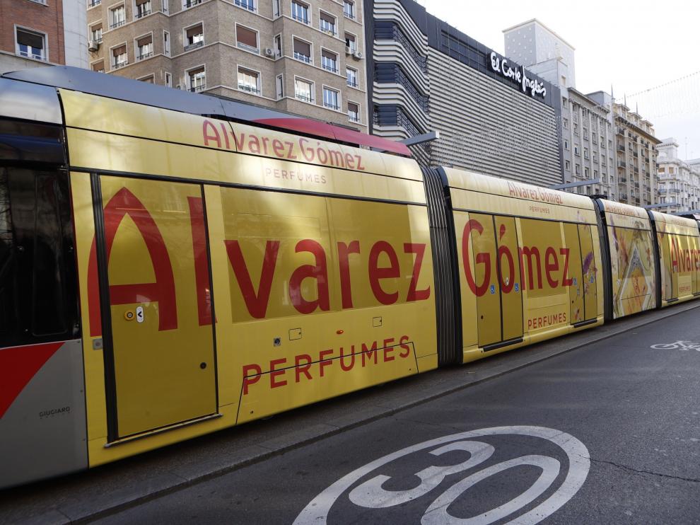 El tranvía de Zaragoza se viste de publicidad