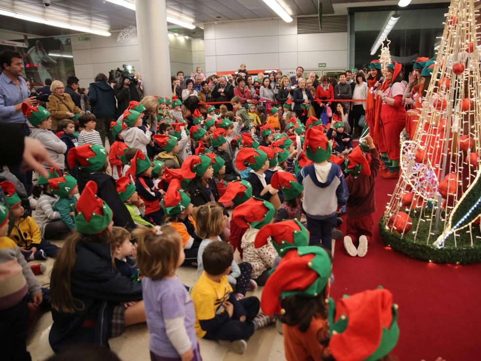 El Centro Comercial Aragonia estrena la Navidad este viernes. Los niños han estado acompañados de unos divertidos elfos que han repartido regalos entre los más pequeños