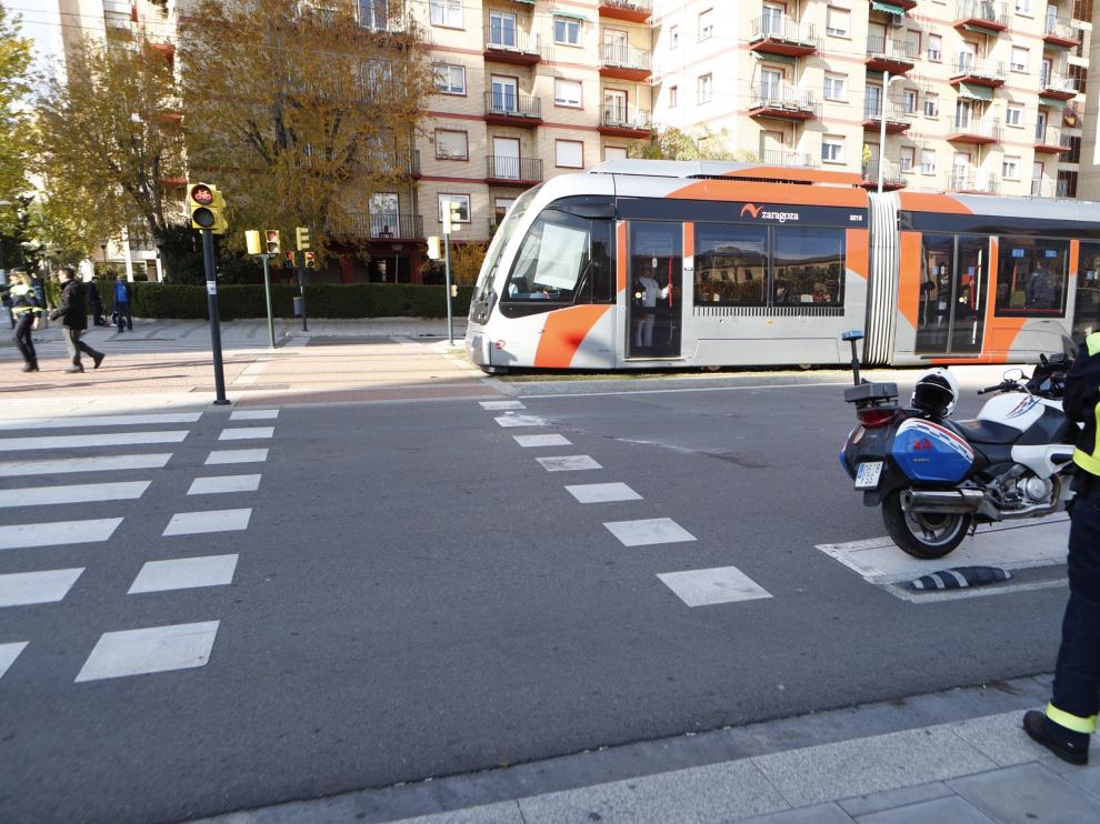 Herido un hombre tras ser atropellado por el tranvía en el paseo de Isabel la Católica