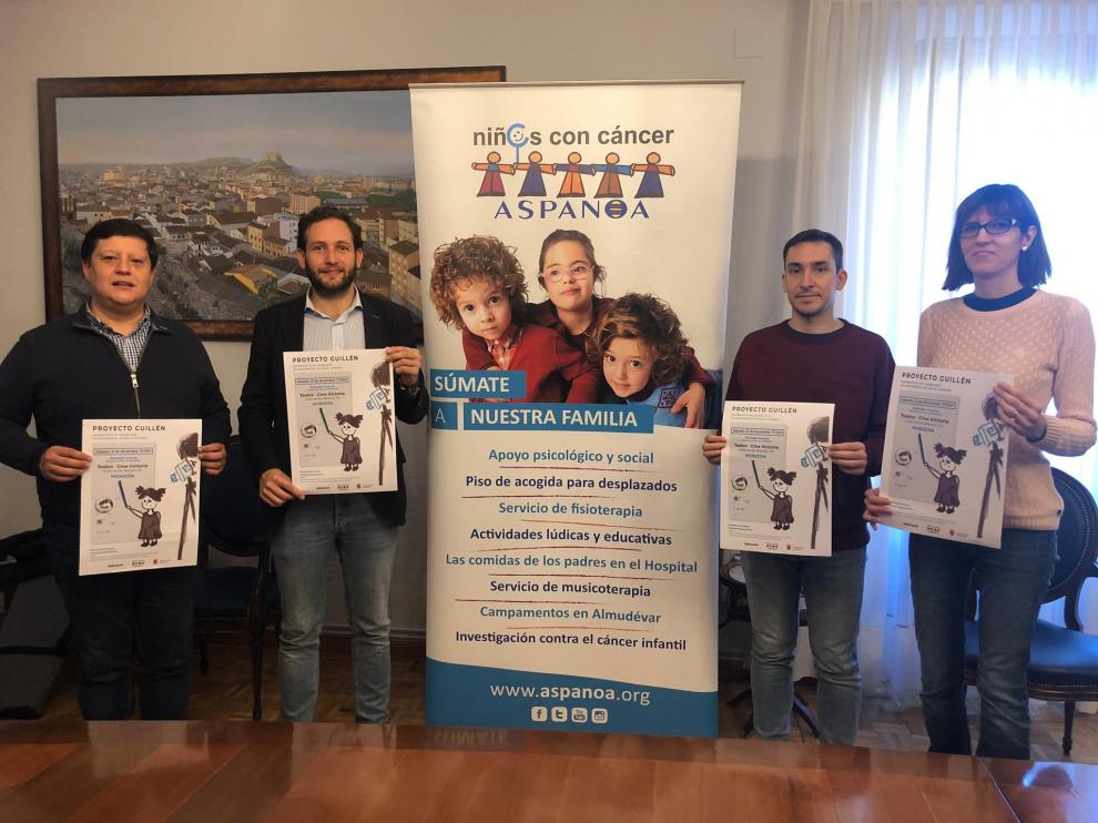 Responsables de Aspanoa, el alcalde, el director y la concejal de Educación esta mañana en el Ayuntamiento de Monzón.
