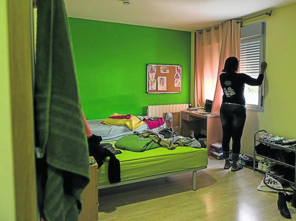 Una de las residentes  de la casa de acogida de mujeres maltratadas de Zaragoza, en su habitación.